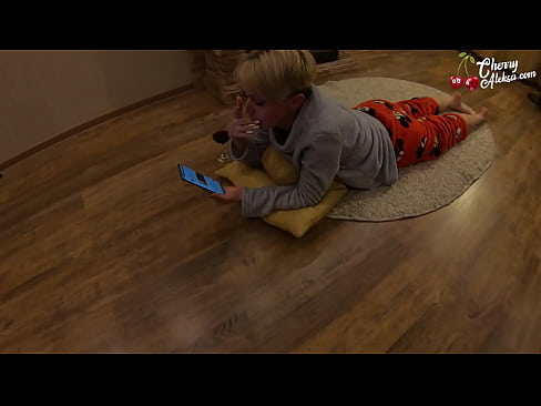 ❤️ Šialená blondínka fajčí obrovský penis a skáče na ňom - análny sex ❤❌ Kvalitný sex na nás